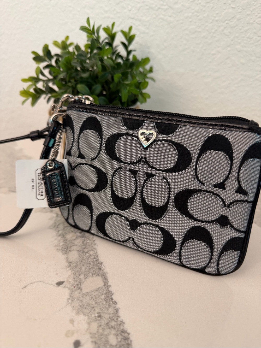 COACH POPPY Signature Small Wristlet with Heart Charm NWT Black Grey - Picture 3 of 6
